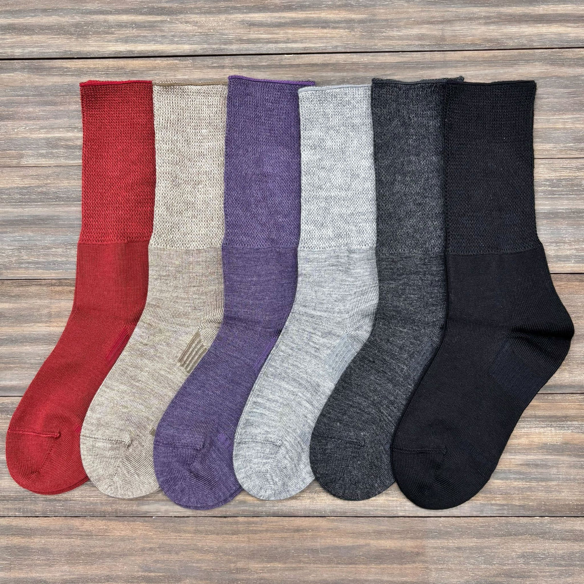 Wool-blend everyday crew socks offer a soft touch and warmth. Designed to stay in place with a special heel design, relaxed fit, and stretchable cuff for added comfort.
CHERRYSTONEstyle