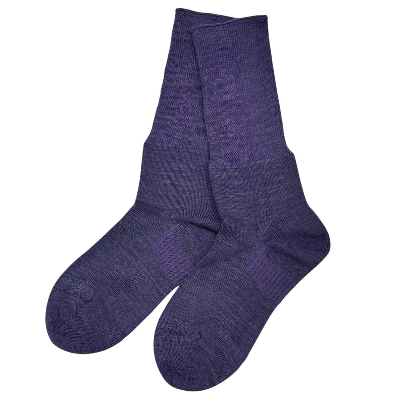 Wool-blend everyday crew socks offer a soft touch and warmth. Designed to stay in place with a special heel design, relaxed fit, and stretchable cuff for added comfort.
CHERRYSTONEstyle