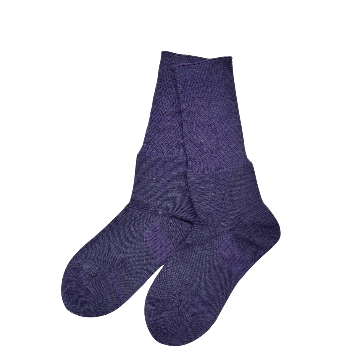 Wool-blend everyday crew socks offer a soft touch and warmth. Designed to stay in place with a special heel design, relaxed fit, and stretchable cuff for added comfort.
CHERRYSTONEstyle
