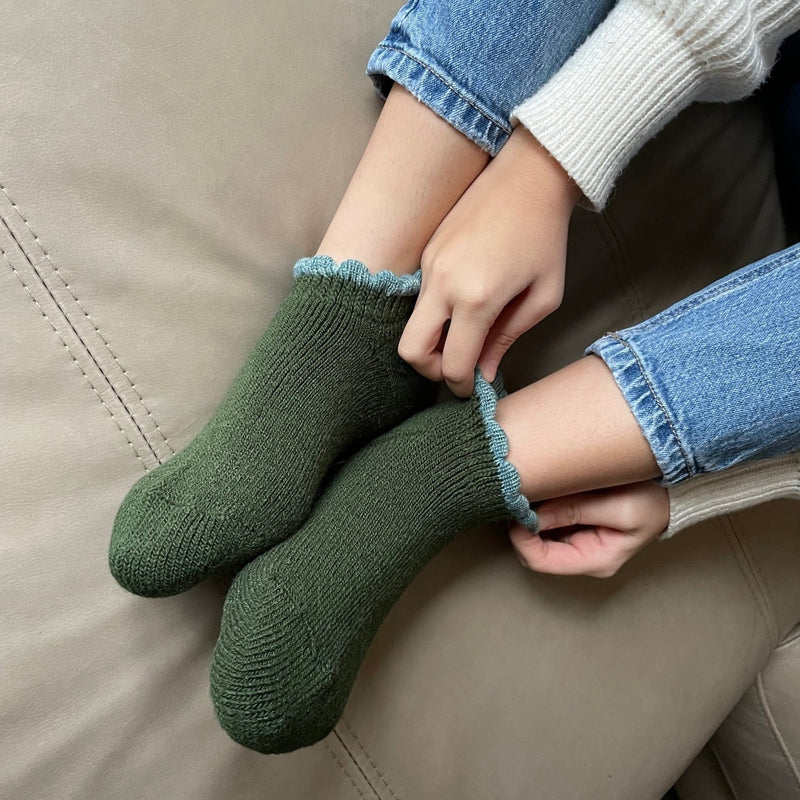 Woman wearning - Thermal Short Slipper Socks Grips Medium. Forest Green. Blend with Merino Wool. Size: Medium (US women's shoe size: 5  - 9)
-CHERRYSTONEstyle