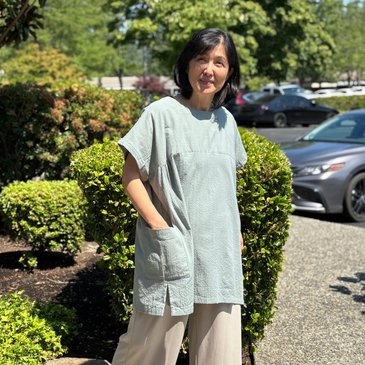 2-way utility tunic shirt styled with buttons at the back—lightweight ripple cotton, smock-style back view on model.