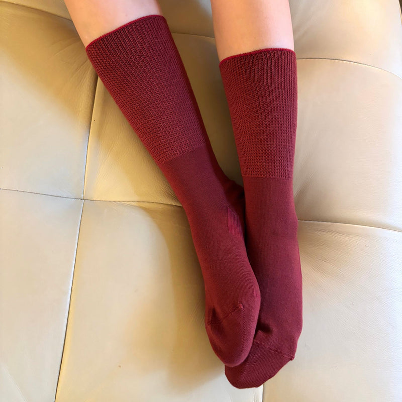 Wool-blend everyday crew socks offer a soft touch and warmth. Designed to stay in place with a special heel design, relaxed fit, and stretchable cuff for added comfort.
CHERRYSTONEstyle