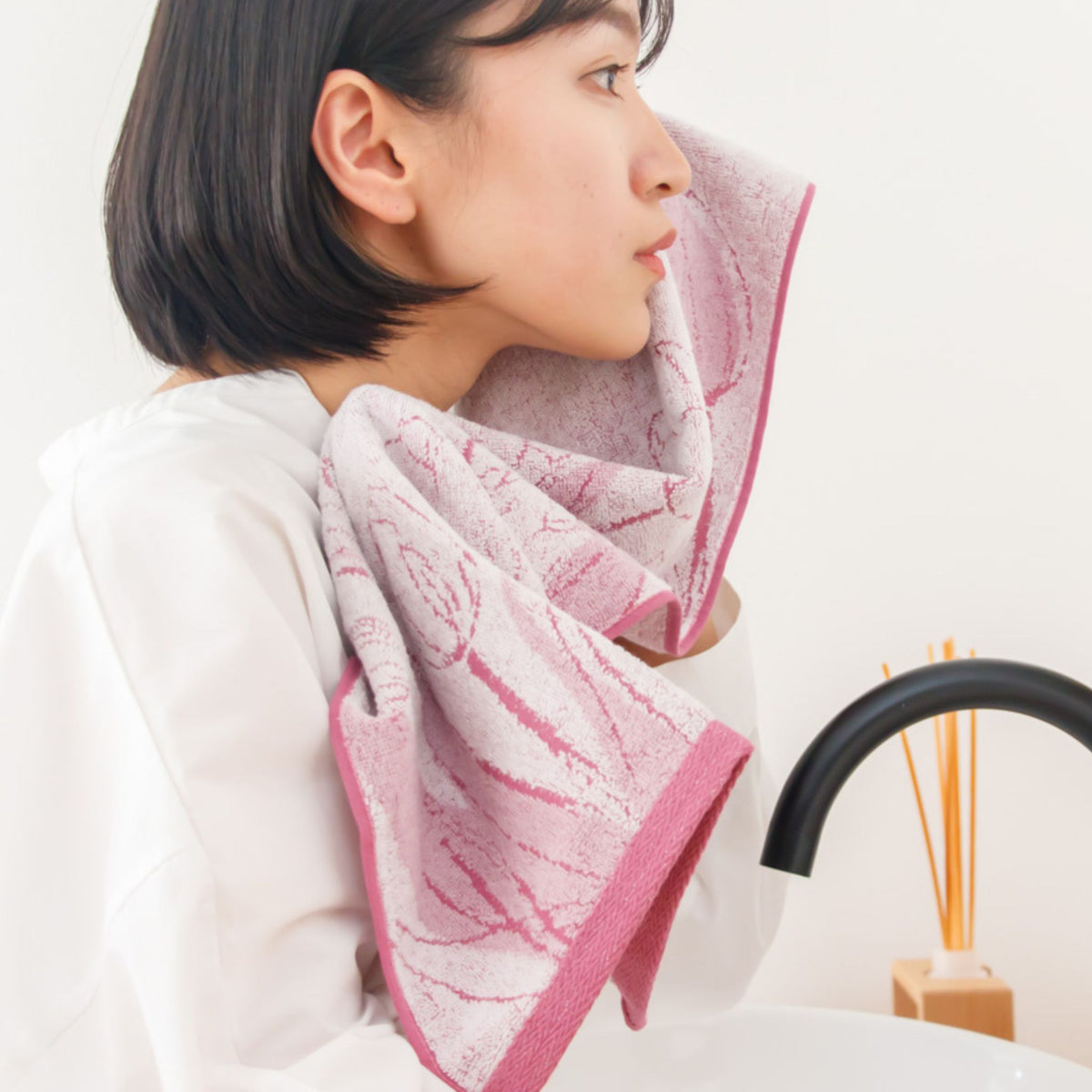 Person using a tulip design over their shoulder with a neutral background