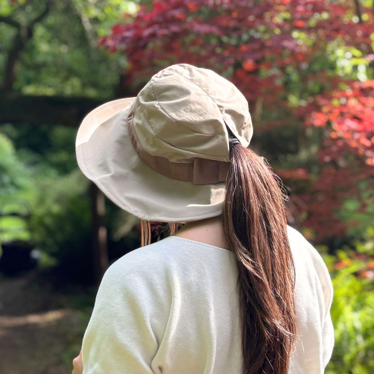 UPF50+ hat made from water-repellent Breathec® fabric with a firm texture. Features a 4-inch adjustable brim for 99% UV protection, feather brim detail, and a flattering crown. Quick-drying mesh lining ensures comfort, while the adjustable back belt offers a perfect fit. Lightweight and foldable for easy storage. 
CHERRYSTONEstyle