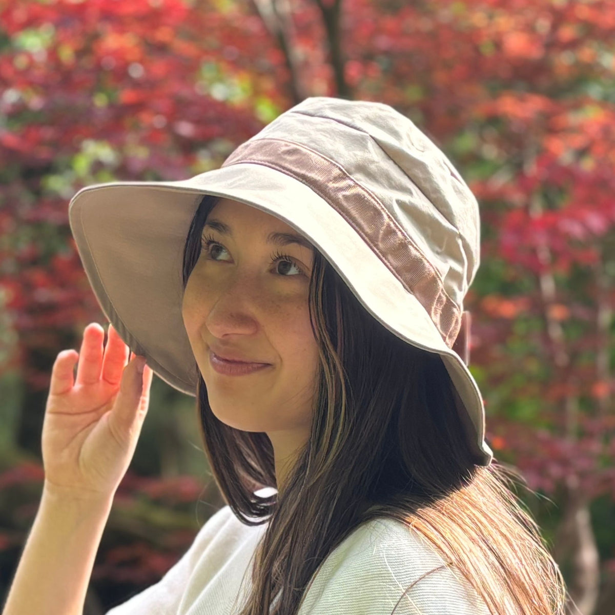 UPF50+ hat made from water-repellent Breathec® fabric with a firm texture. Features a 4-inch adjustable brim for 99% UV protection, feather brim detail, and a flattering crown. Quick-drying mesh lining ensures comfort, while the adjustable back belt offers a perfect fit. Lightweight and foldable for easy storage. 
CHERRYSTONEstyle