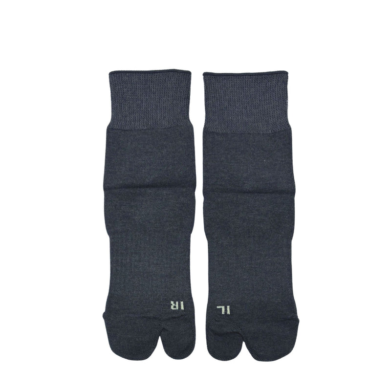 Cotton blend tabi socks with a traditional split-toe design, charcoal