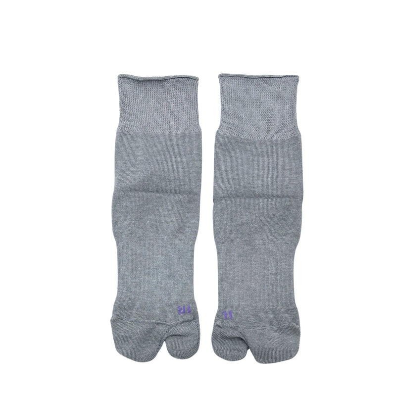 Cotton blend tabi socks with a traditional split-toe design, gray