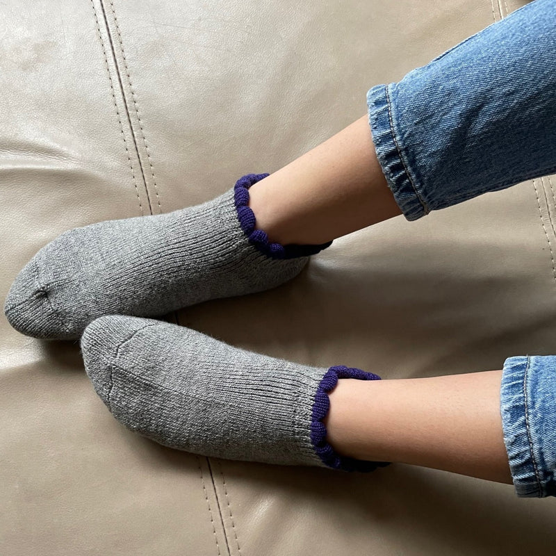 Woman wearning - Thermal Short Slipper Socks Grips Medium. Gray. Blend with Merino Wool. Size: Medium (US women's shoe size: 5  - 9)
-CHERRYSTONEstyle