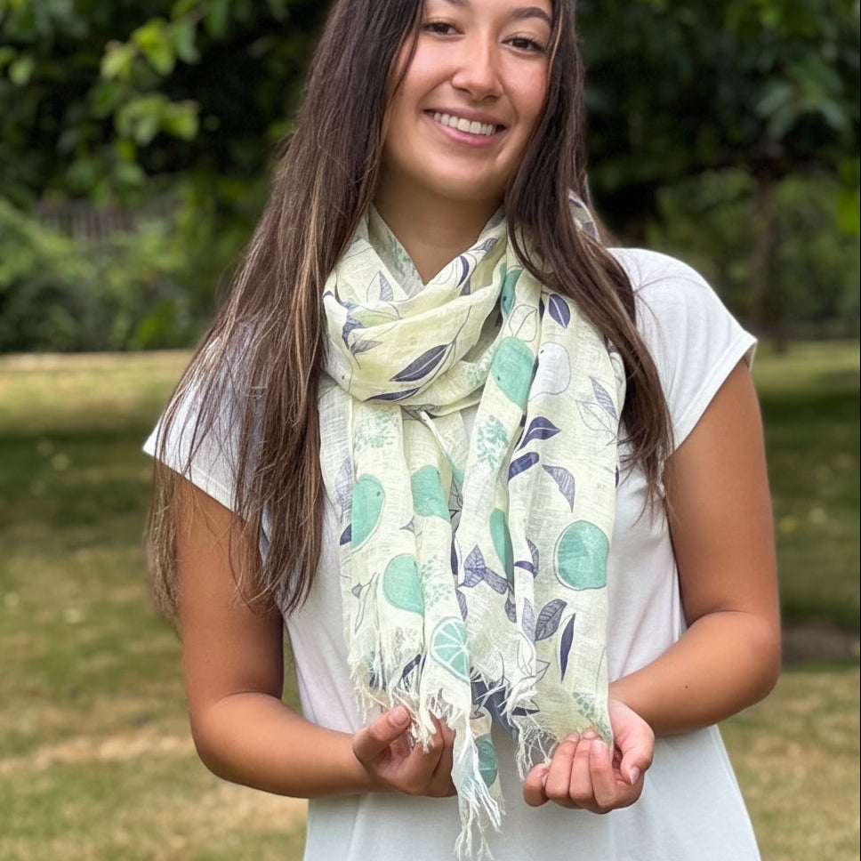 woman is wearing linen-scarf in a park