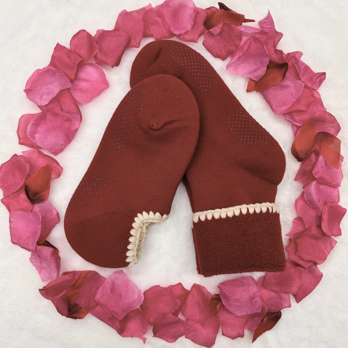 A set of two handcrafted wool slipper short socks and cuff socks, perfect for a Valentine’s Day gift. Both are soft, cozy, and durable, offering warmth and luxury.
CHERRYSTONEstyle