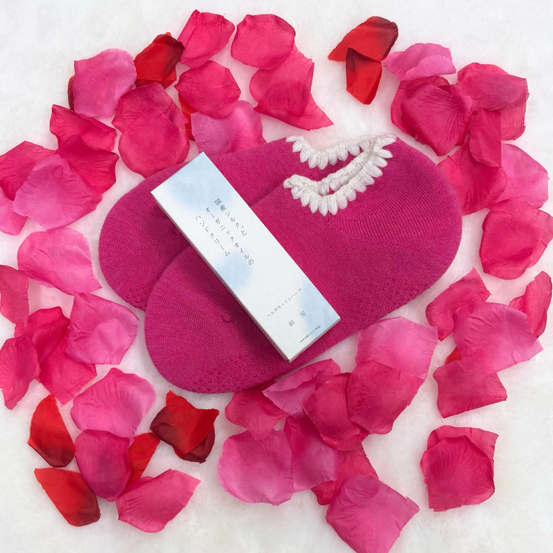 A cozy Valentine's Day gift set featuring Silk and Organic Oil Hand Cream and Handcrafted Wool Slipper Socks. The cream, made with 97.7% natural ingredients, offers a delicate scent and quick absorption. The handmade wool socks feature a warm texture and elegant cherrystone embroidery—perfect for a thoughtful, luxurious gift.
CHERRYSTONEstyle