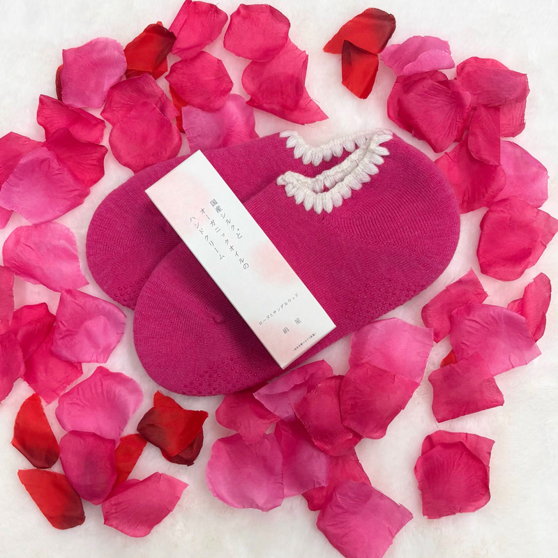 A cozy Valentine's Day gift set featuring Silk and Organic Oil Hand Cream and Handcrafted Wool Slipper Socks. The cream, made with 97.7% natural ingredients, offers a delicate scent and quick absorption. The handmade wool socks feature a warm texture and elegant cherrystone embroidery—perfect for a thoughtful, luxurious gift.
CHERRYSTONEstyle