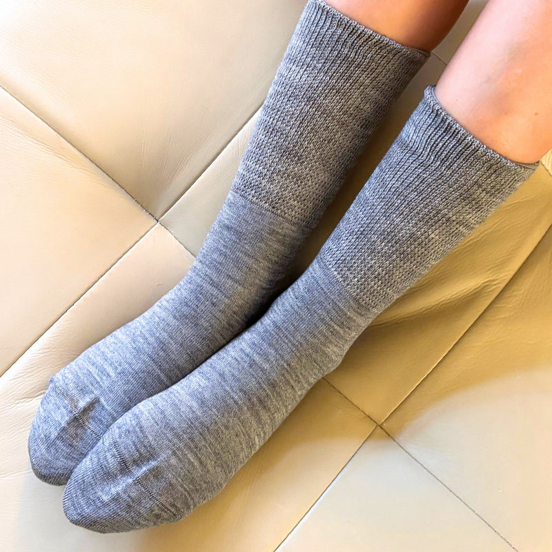 Wool-blend everyday crew socks offer a soft touch and warmth. Designed to stay in place with a special heel design, relaxed fit, and stretchable cuff for added comfort.
CHERRYSTONEstyle