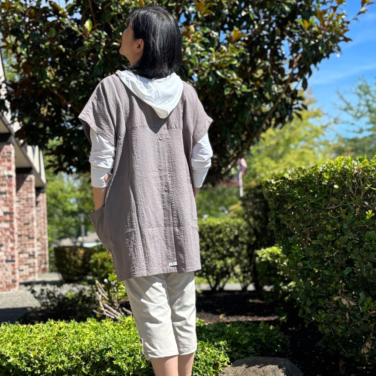 Lightweight 2-way tunic shirt with ripple-textured cotton, shown on model back view for everyday wear or apron style.