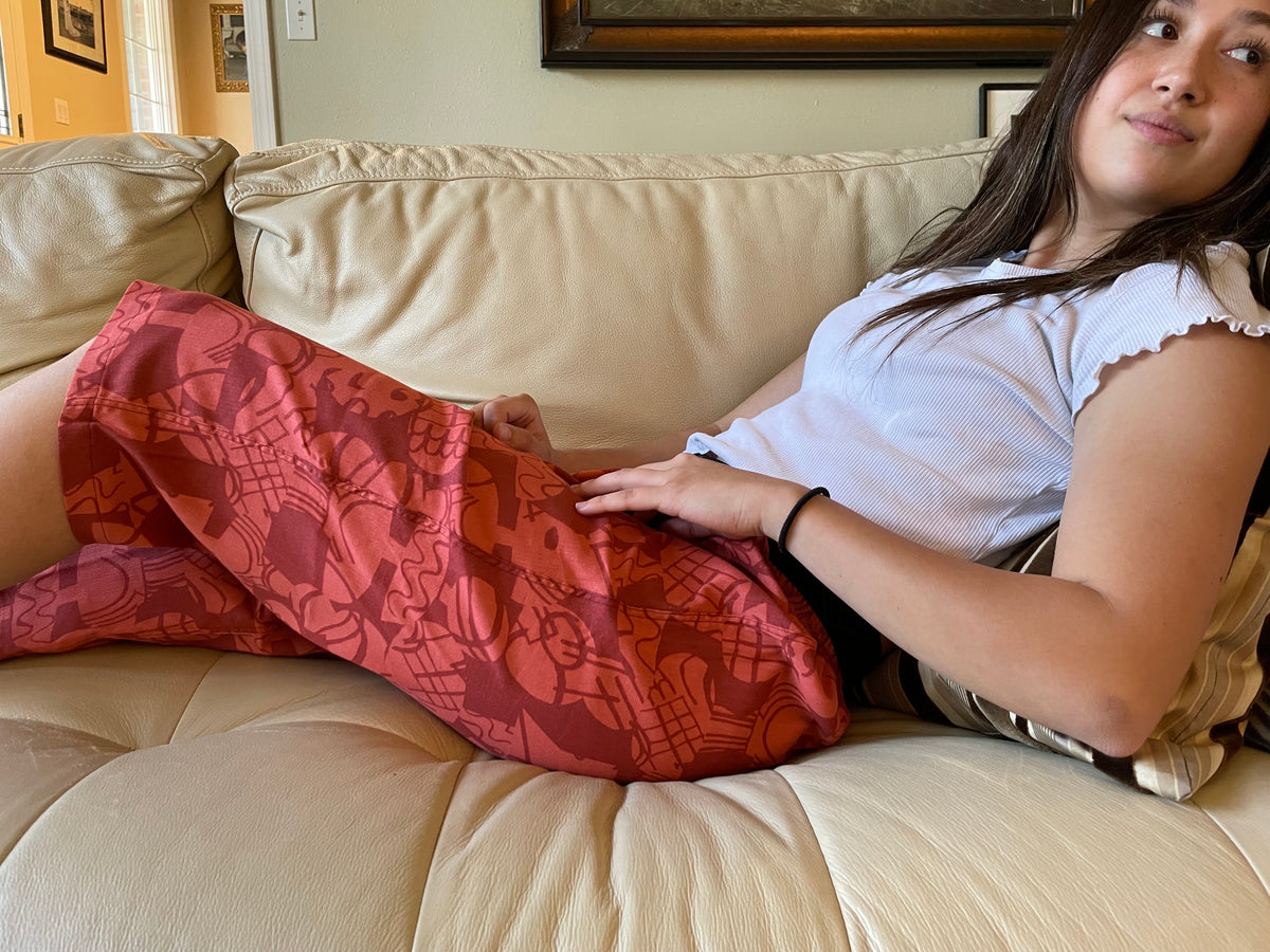 Our Cool, Stretchy, Comfy Lounge Pants made from 100% cotton. Crafted with traditional Japanese woven fabric, they’re cool, breathable, and sweat-absorbing, with a dry-touch texture that keeps them from sticking to the skin. Includes pockets on both sides and adjustable waist with inner elastic. Travel-friendly, folds compactly.
CHERRYSTONEstyle