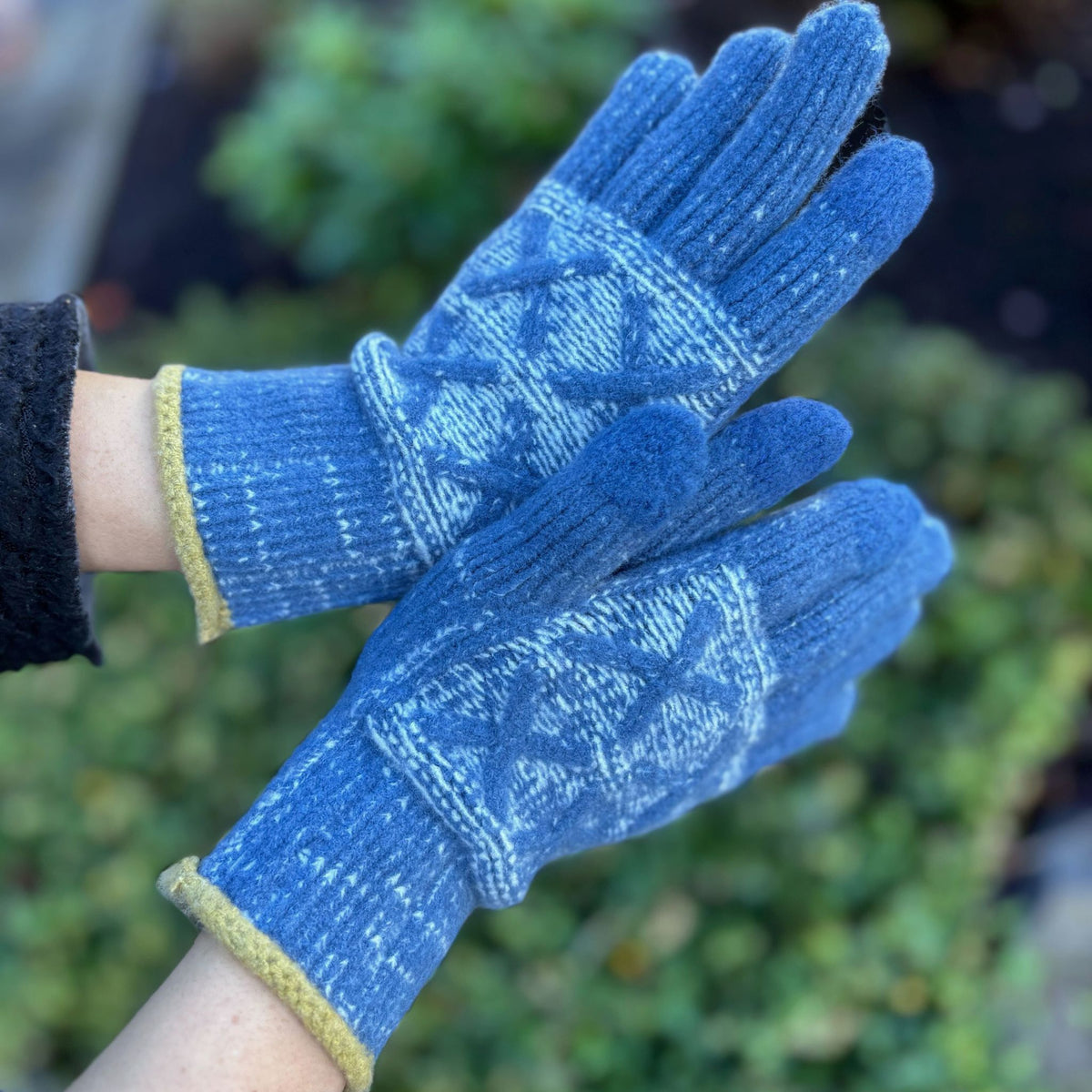 Thermal self-heating gloves made with soft Shu-Cream yarn and touchscreen-friendly fingertips.