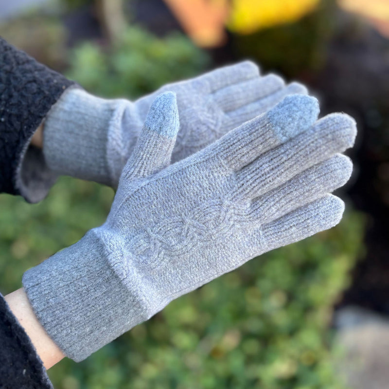Thermal self-heating gloves made with soft Shu-Cream yarn and touchscreen-friendly fingertips.