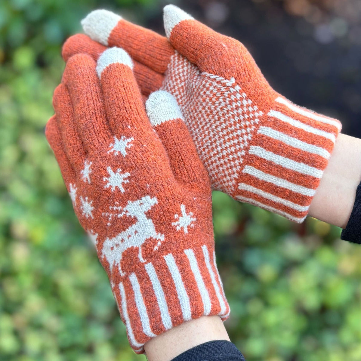 Thermal self-heating gloves made with soft Shu-Cream yarn and touchscreen-friendly fingertips.