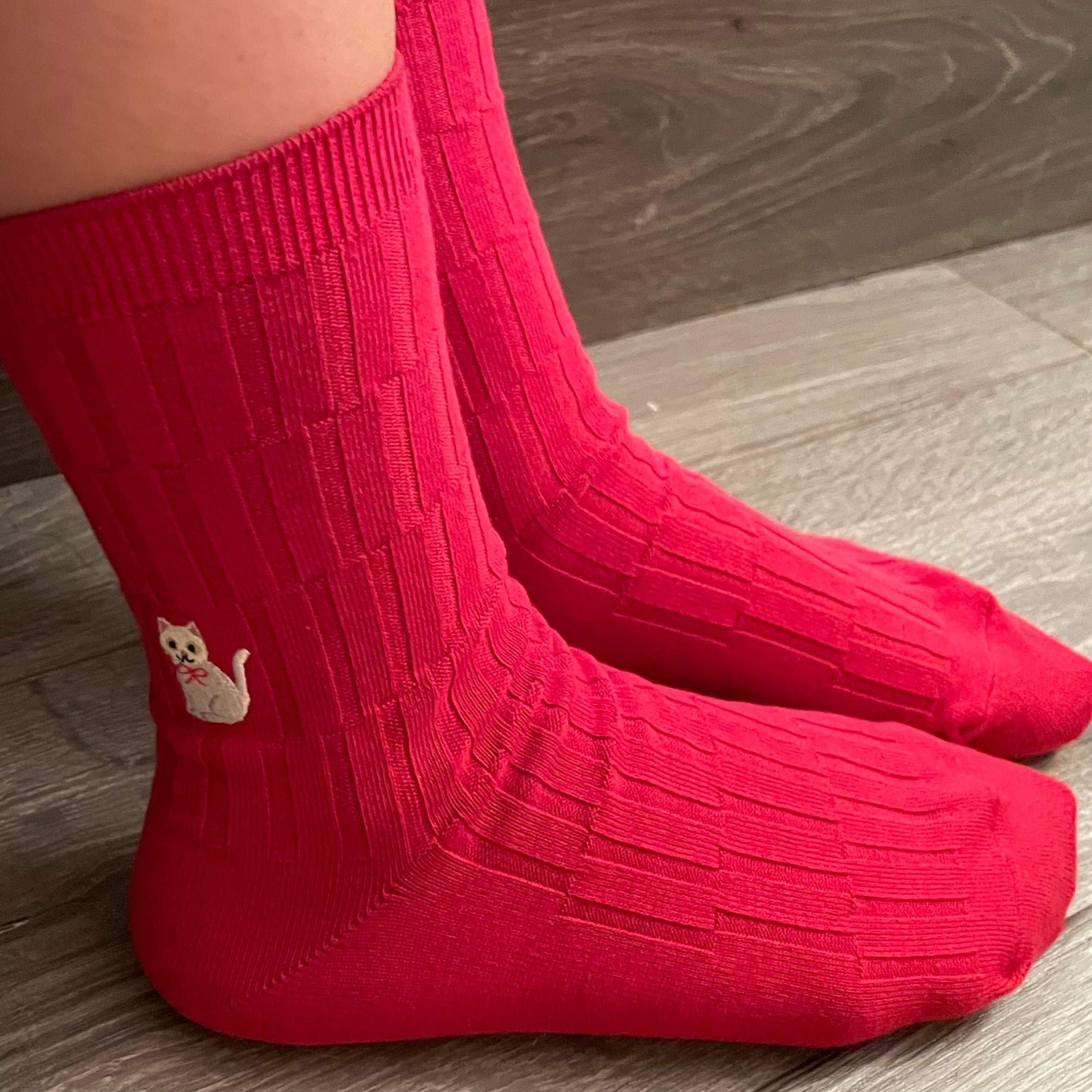 Organic Cotton Everyday Crew Socks with cozy feel, featuring cute cat embroidery. Available in Navy, Gray, or Red, these socks make a perfect gift.
CHERRYSTONEstyle