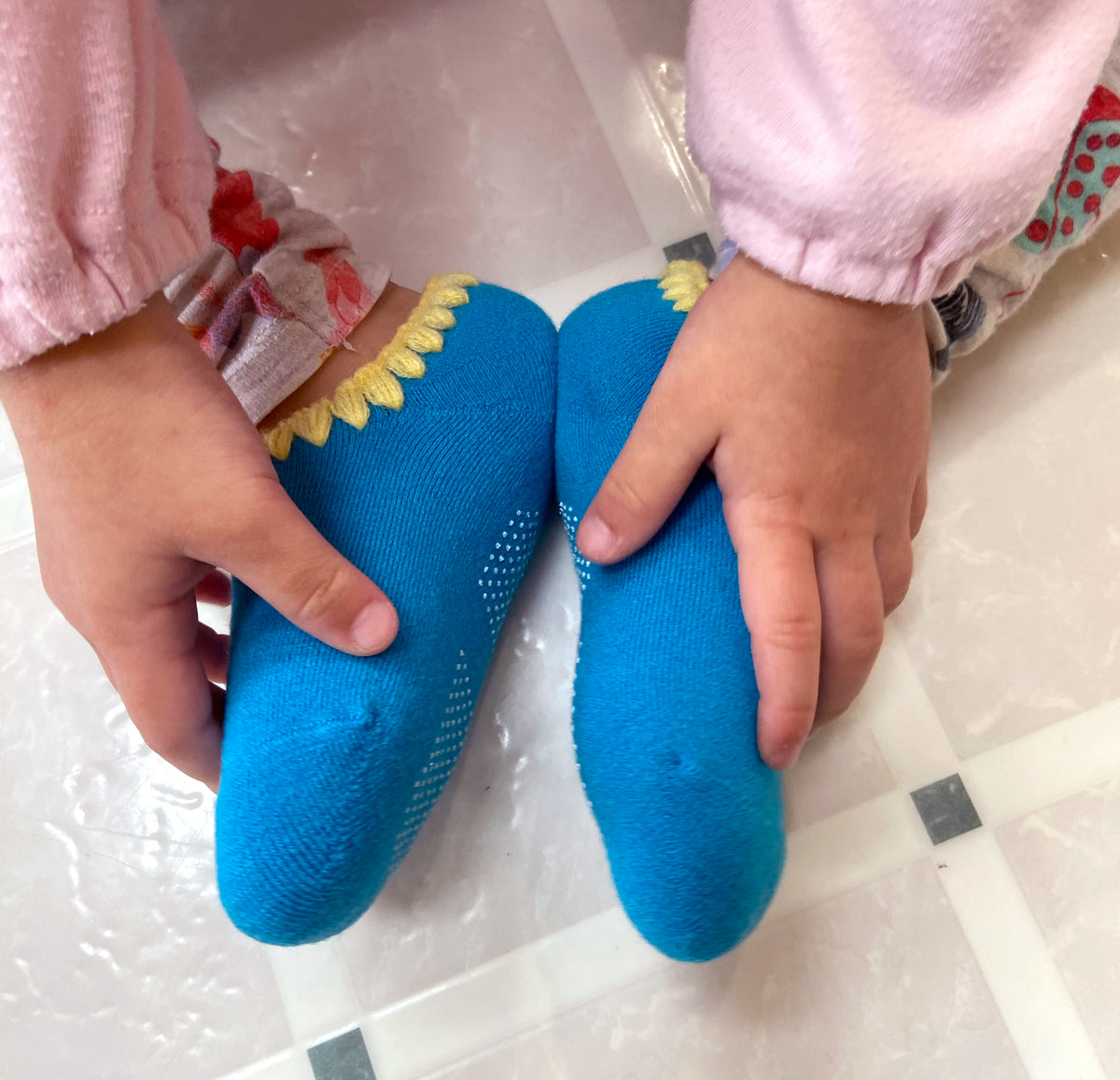 Handcrafted Kids Slipper Socks, crafted in Japan with playful colors and anti-slip grips for safe, active play indoors. These cozy, handcrafted socks feature a soft, long-loop inner pile for warmth and comfort, plus a unique Cherrystone shell-shaped embroidery detail at the opening. 
CHERRYSTONEstyle